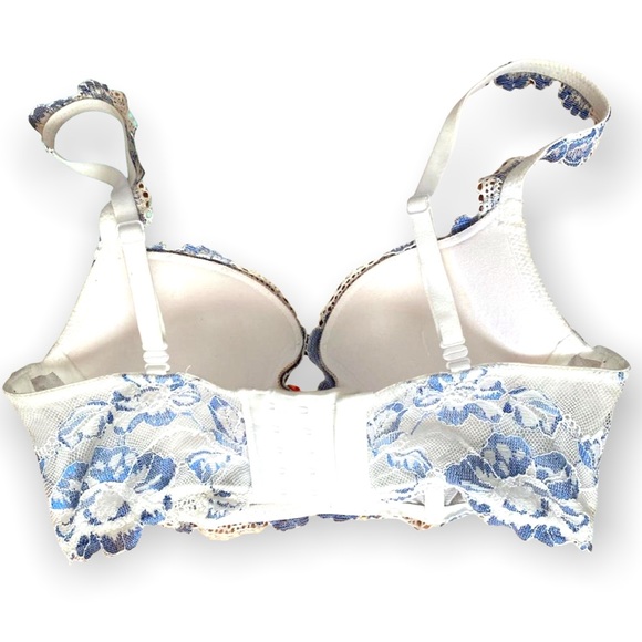 Feminine White and Blue Lace Victoria’s Secret Bra 32B - Picture 2 of 4